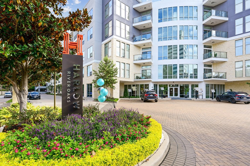 Property sign by the entryway at Harlow River Oaks in Houston, TX
