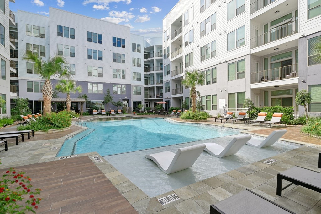 Swimming pool with seating inside the pool at Harlow River Oaks in Houston, TX