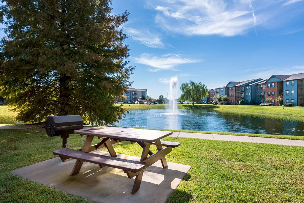 Grilling Area at Island Park Apartments in Shreveport, Louisiana, LA