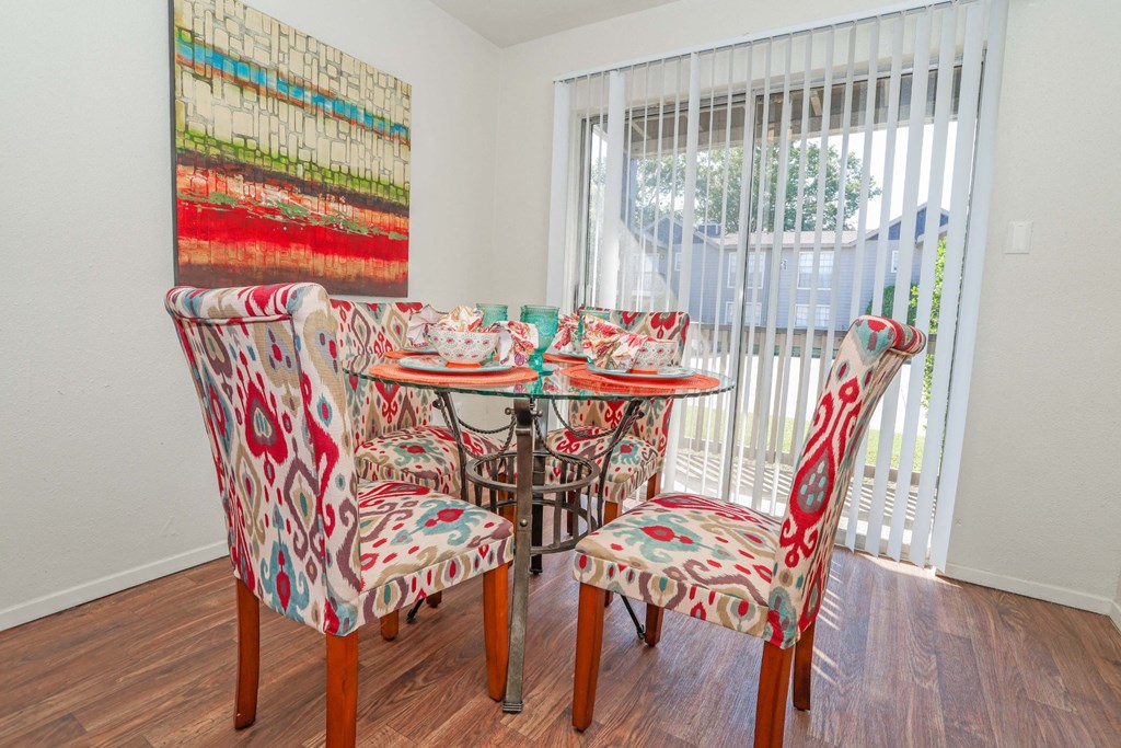 A dining room with a table and chairs at Laurel Parc apartments in Shreveport, LA.