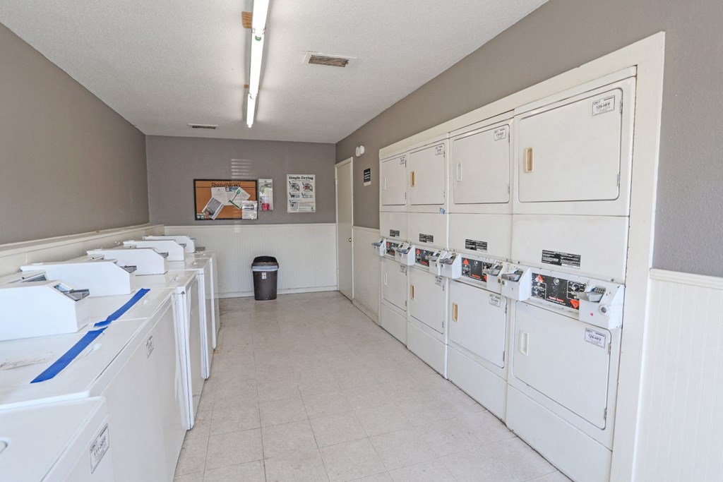 Onsite laundry room with washers and dryers at Laurel Parc apartments in Shreveport, LA.