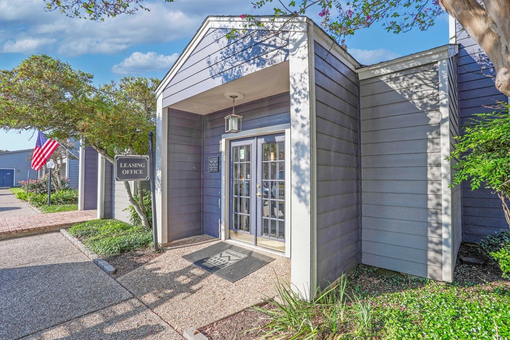 Entrance of the leasing office at Laurel Parc apartments in Shreveport, LA.