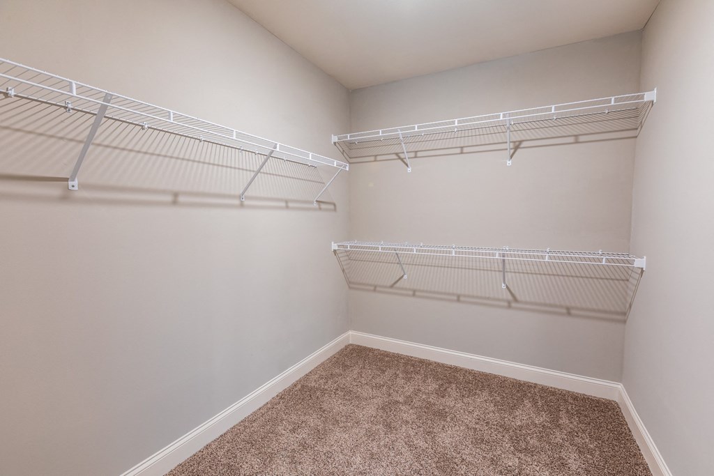 Lakeland Grand Apartments Spacious Walk-In Closet