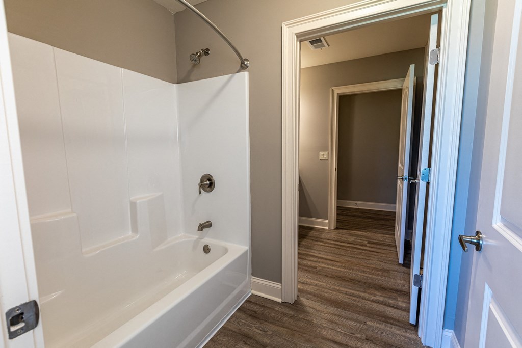 Lakeland Grand Apartments Bathroom