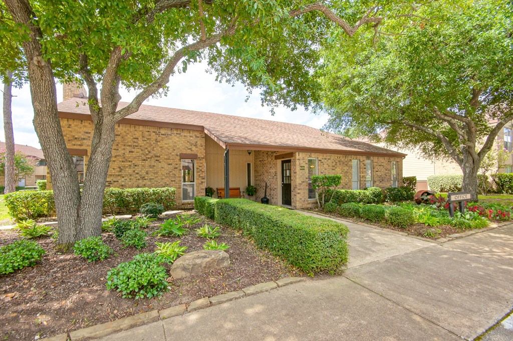 Leasing Office Exterior 1 at 600 Baylor in Longview Tx