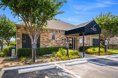 Leasing office at Lakeridge Apartment Homes in Irving Texas