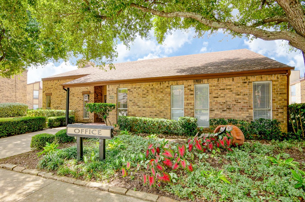Leasing Office Exterior 2 at 600 Baylor in Longview Tx