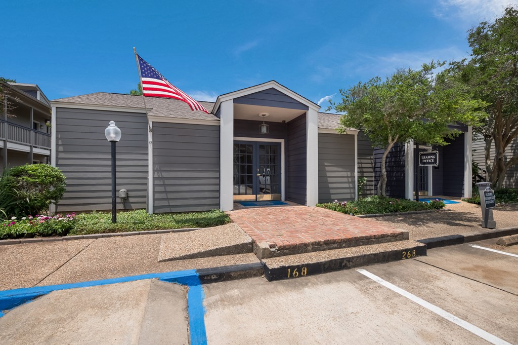 Leasing Office Exterior 1 at Laurel Parc in Shreveport, LA