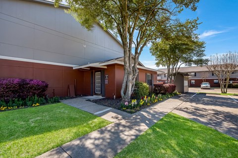 Leasing Office Exterior 1 at Orleans Square in Shreveport, LA