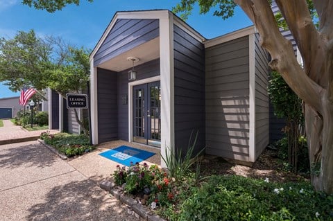 Leasing Office Exterior 2 at Laurel Parc in Shreveport, LA