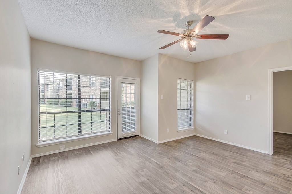 Unit 2B at Lakeridge Apartment Homes in Irving, Texas, TX