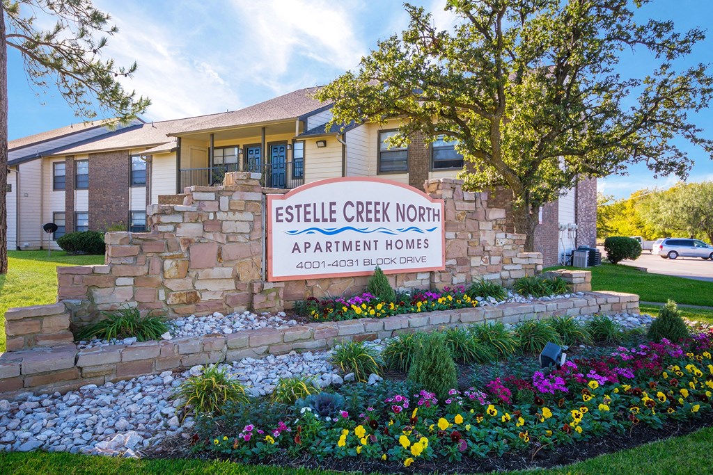 the estate creek north apartment homes sign in front of building