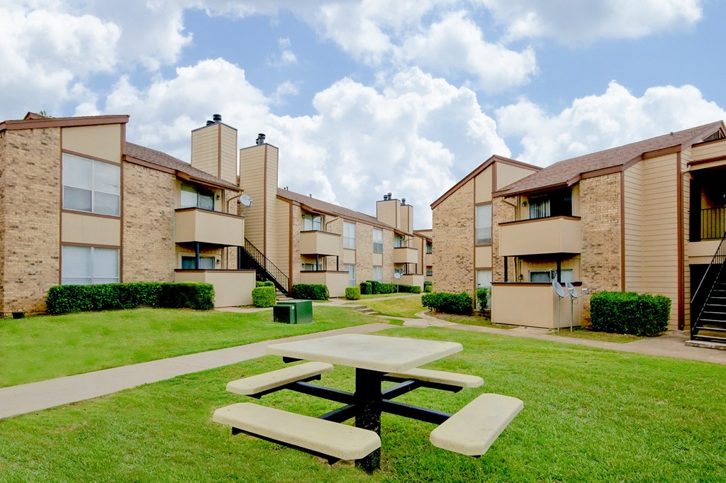 Picnic Area at 600 Baylor in Longview Tx