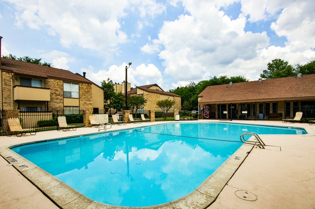 Pool View 4 at 600 Baylor in Longview Tx