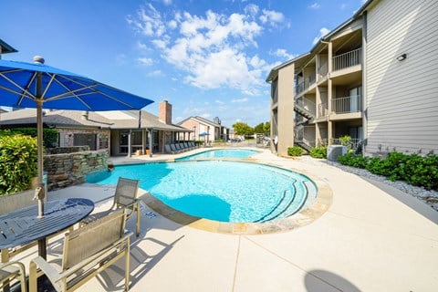 the preserve at ballantyne commons pool and patio with apartment buildings