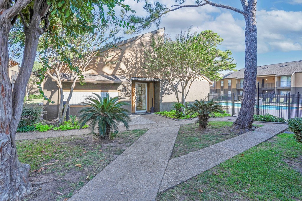Walk paths surrounded by trees and plants at Stone Canyon apartments in Shreveport, LA.
