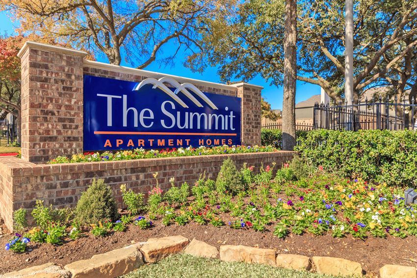 The Summit Apartments entrance at The Summit Apartments - Photo Gallery 1
