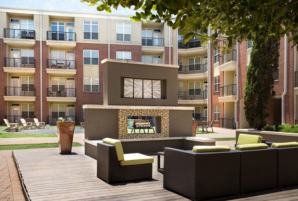 Courtyard at The Grand at Upper Kirby | Apartments in Houston, TX