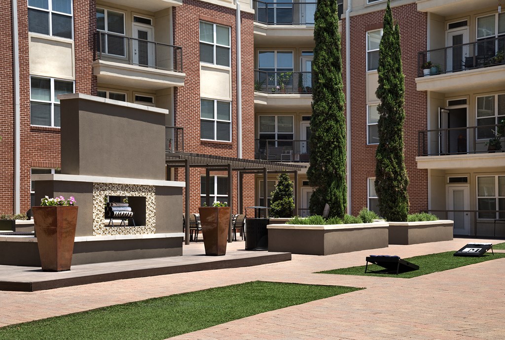 Courtyard at The Grand at Upper Kirby | Apartments in Houston, TX