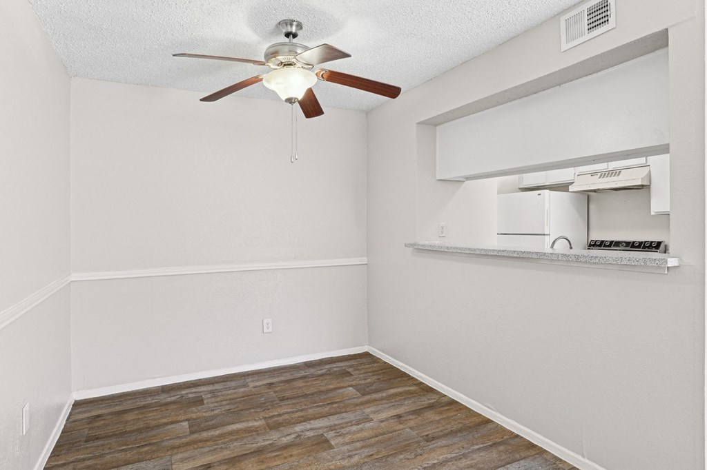 A1 dining room with a ceiling fan at Vine Apartments in Arlington, TX