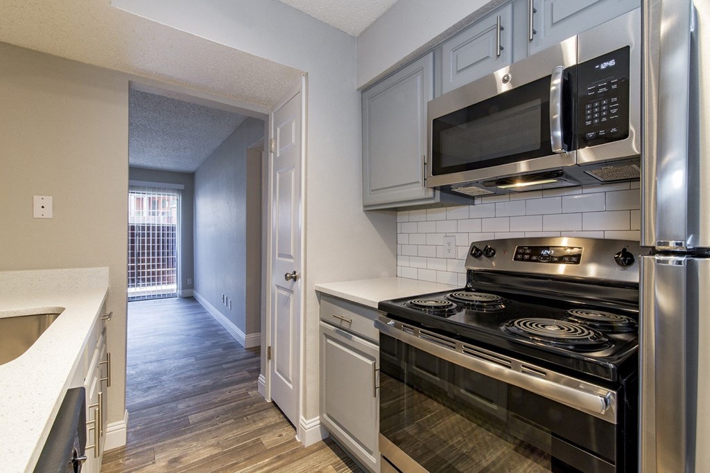 an empty kitchen Of Vine apartment in Arlington, TX
