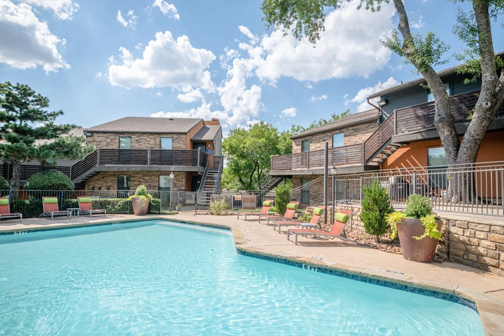 the swimming pool at Vine apartments in Arlington, TX
