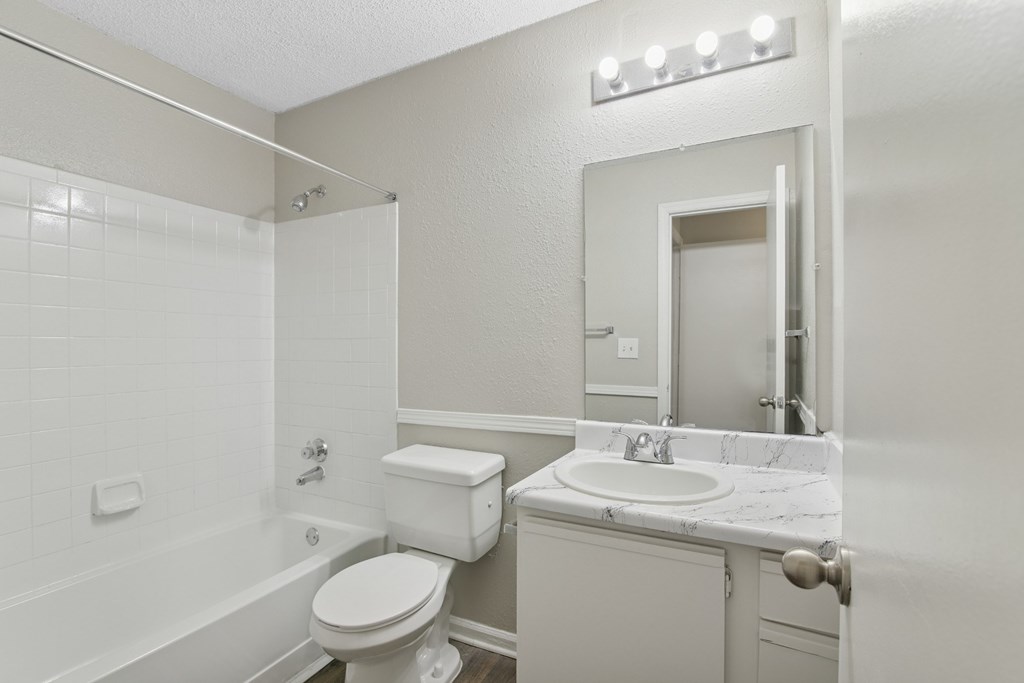 Woodmere Trace Apartmements in Duluth, GA Bathroom