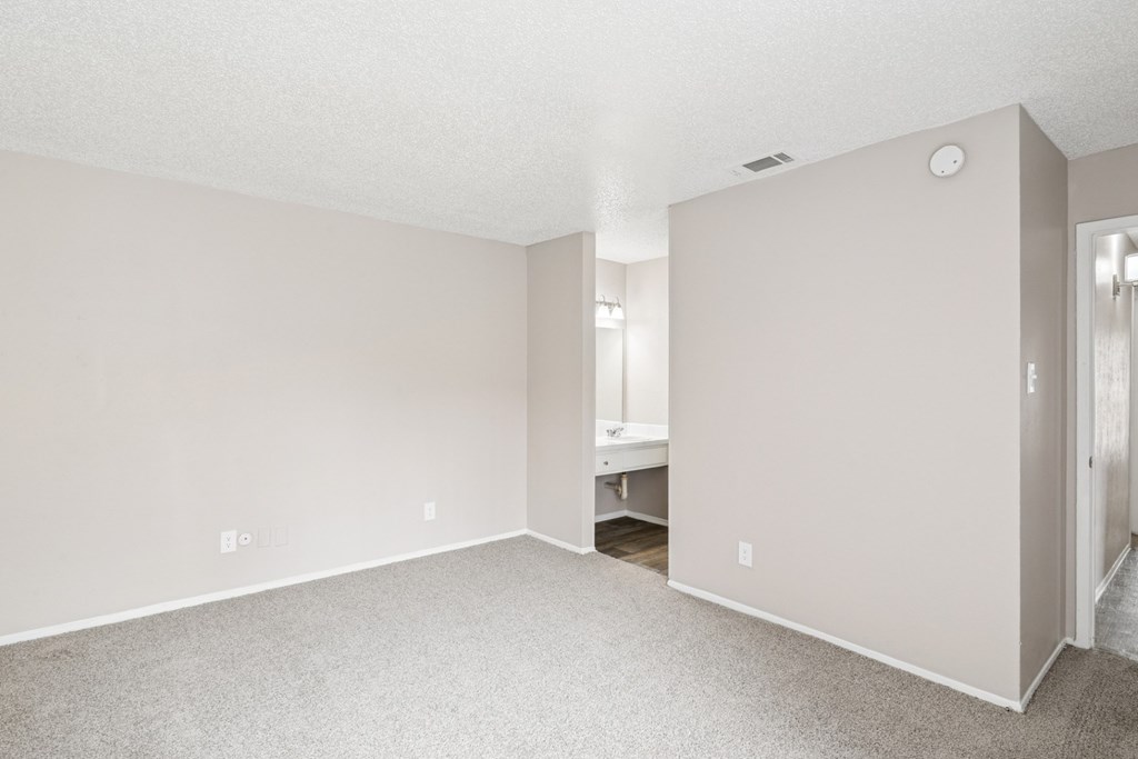 B6 bedroom with a white ceiling and carpeted floor at Windridge on the Parkway in Dallas, TX
