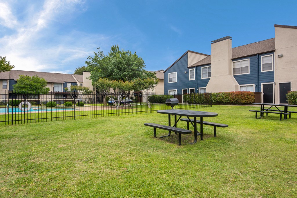 our apartments have a spacious yard with a picnic table