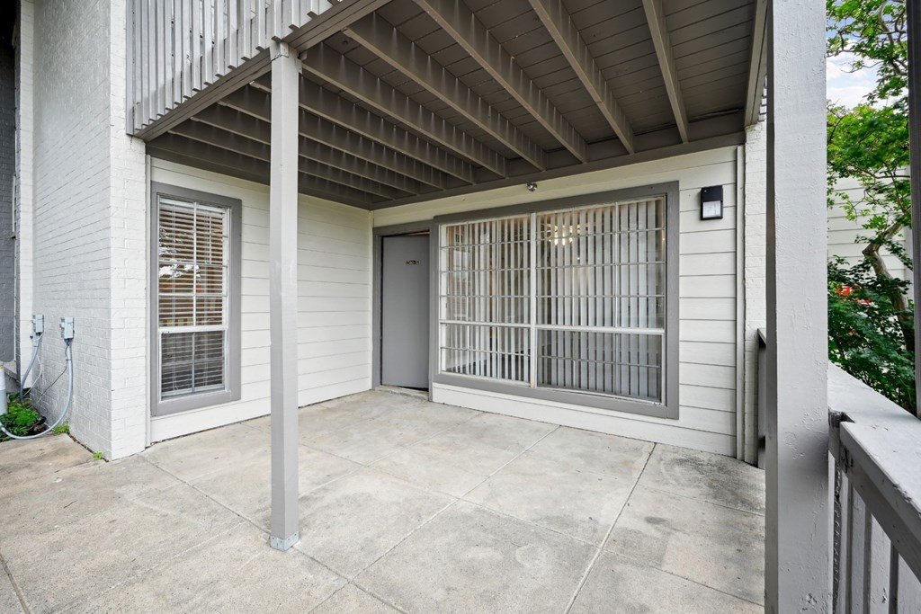 the front porch of B1 at Woodlands of Plano Apartments in Plano, Texas