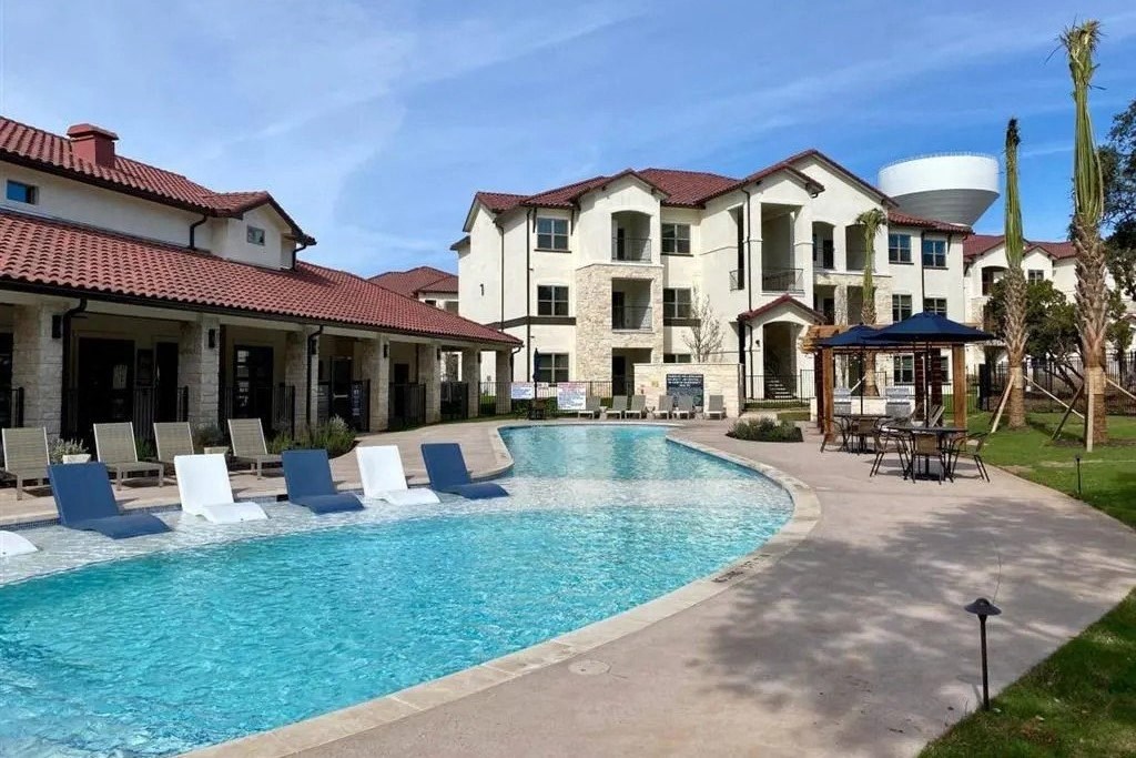 a large swimming pool of Avery Oaks in Austin, TX