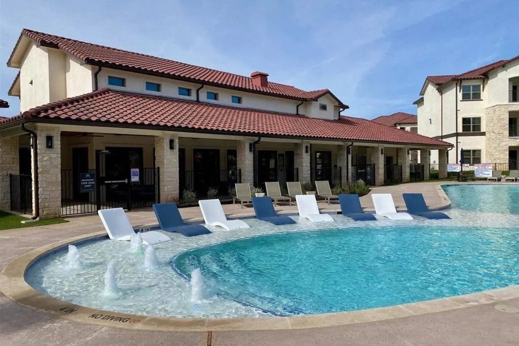 a large swimming pool of Avery Oaks in Austin, TX