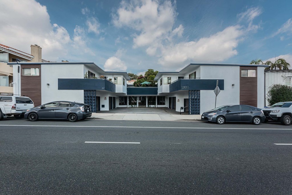 Exterior view of 1325 Manhattan