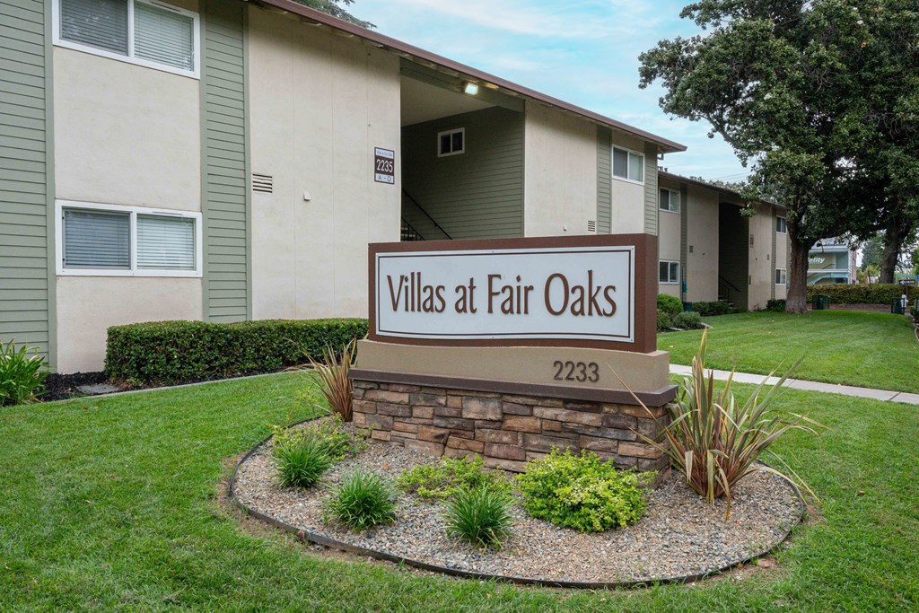 A sign for Villas at Fair Oaks in front of apartment buildings.