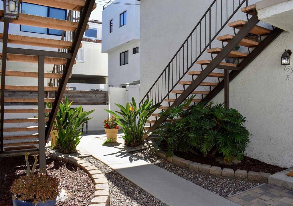 walkway between units with lush foliage