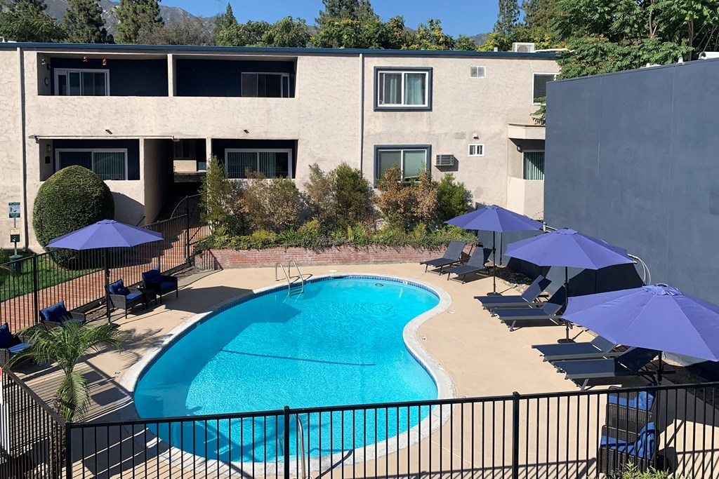 a view of the pool at Americana La Crescenta