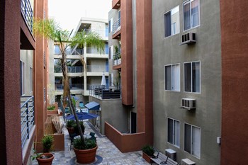 7400 Hollywood Blvd. Studio-2 Beds Apartment for Rent - Photo Gallery 3