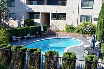 3049 Montrose Avenue 1-3 Beds Apartment for Rent - Photo Gallery 5