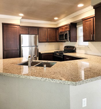 kitchen with granite counter tops - Photo Gallery 4