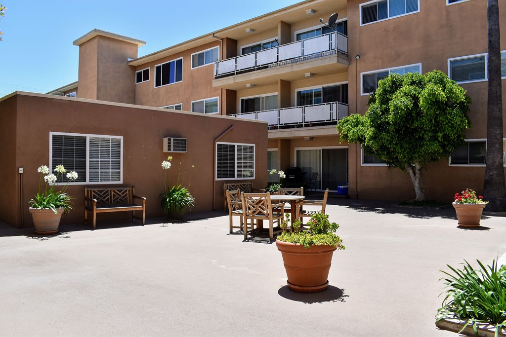 view of courtyard and building at Palermo
