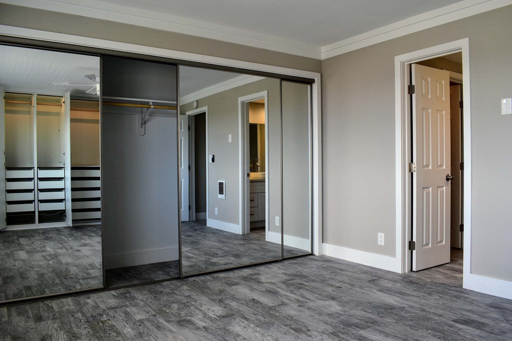 bedroom with large mirrored closet