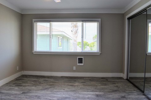 bedroom with large mirrored closet