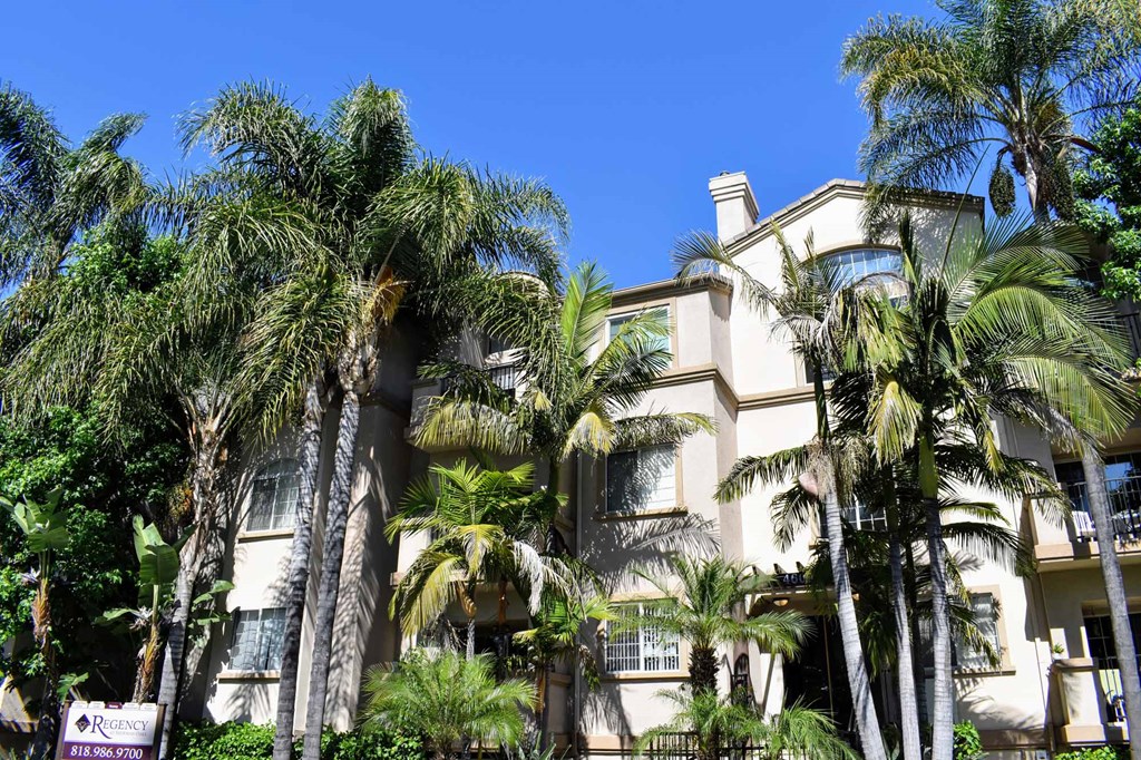 Exterior view of Regency at Sherman oaks with tropical landscaping