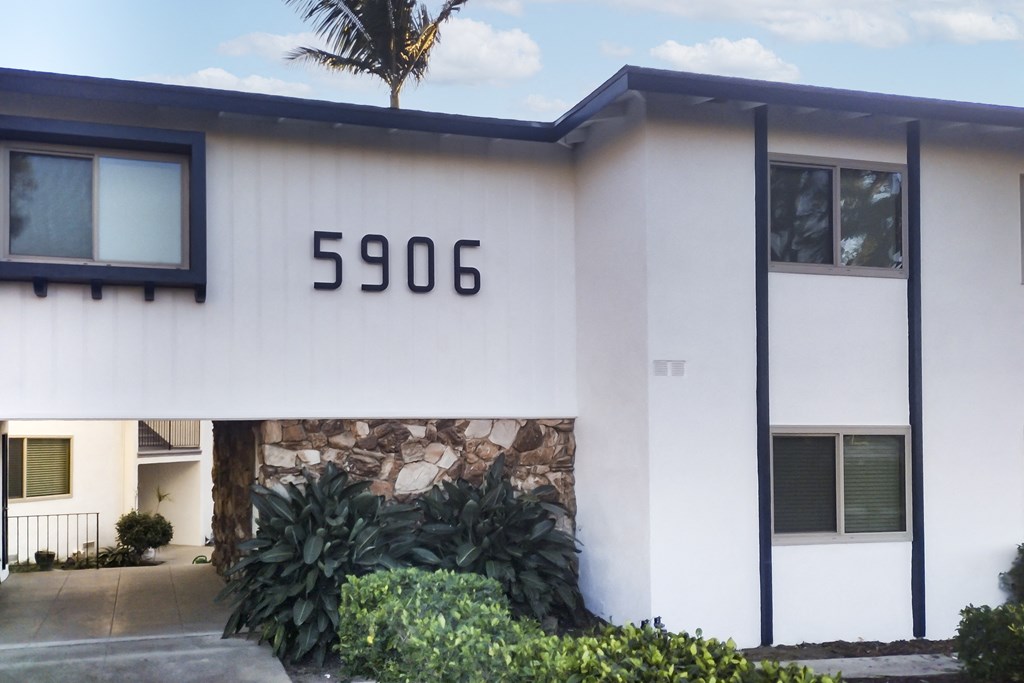 the front of a building with the number 5606 on it