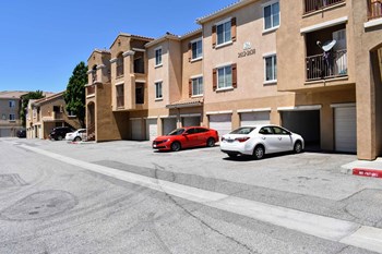 Building view with parking and garages - Photo Gallery 4