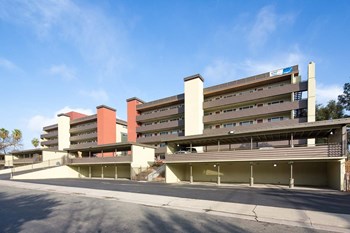 5959 Van Alstine Avenue 2-3 Beds Apartment for Rent - Photo Gallery 2