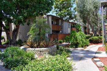 Sidewalk leading between buildings - Photo Gallery 4