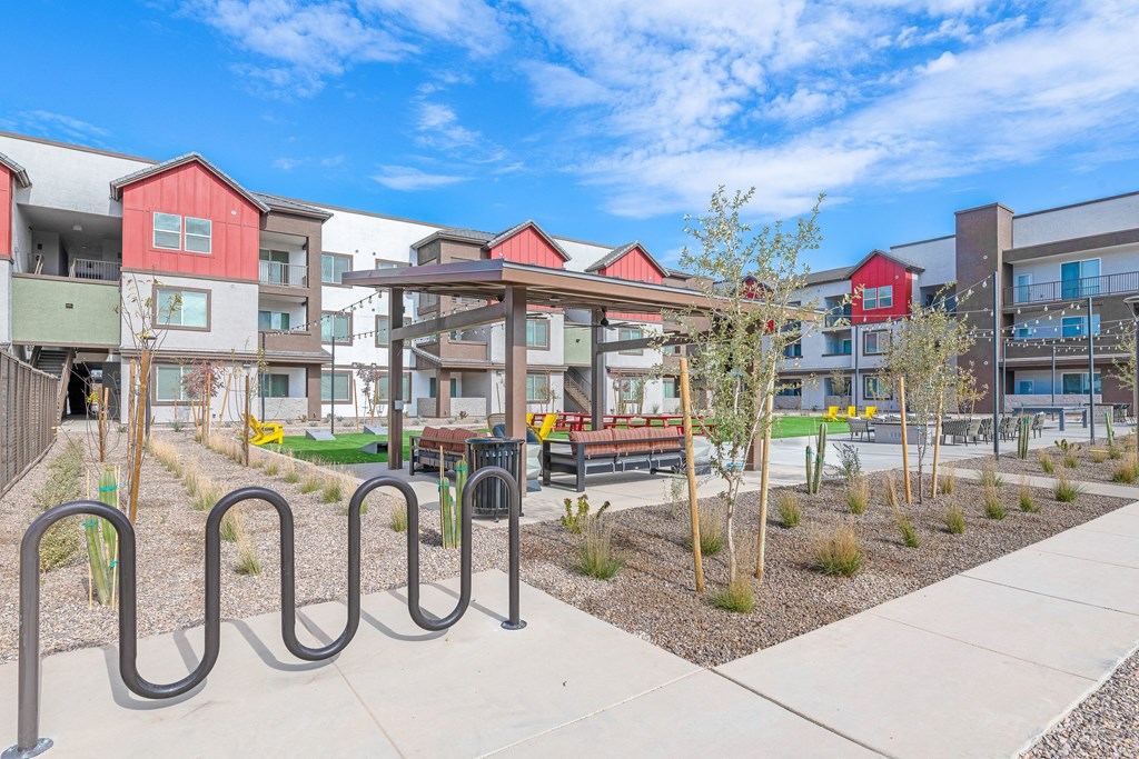 Courtyard Patio at Weylyn Luxury Apartments, Laveen