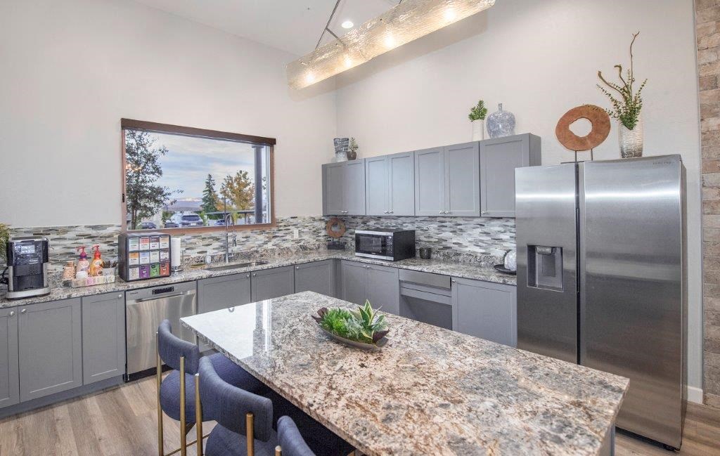 Fully Furnished Kitchen at Inspiration Apartments, Cottonwood
