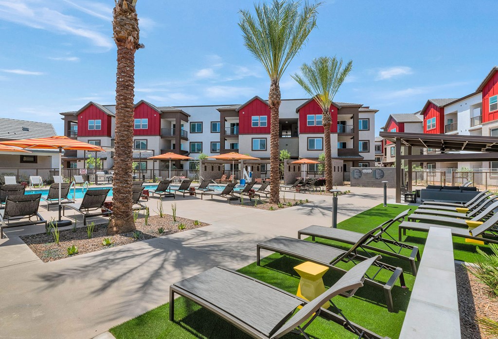 an outdoor patio with picnic tables and chairs at the residence onat Weylyn Luxury Apartments, Arizona, 85339